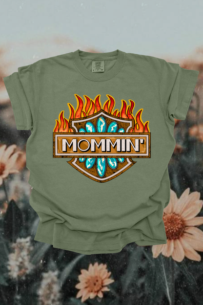 Mommin' Graphic Tee