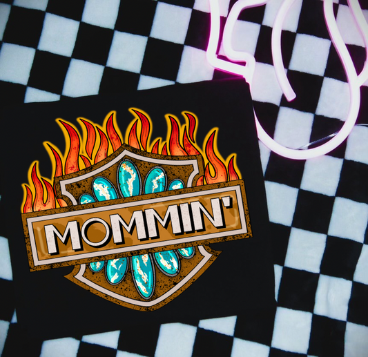 Mommin' CC Graphic Tee